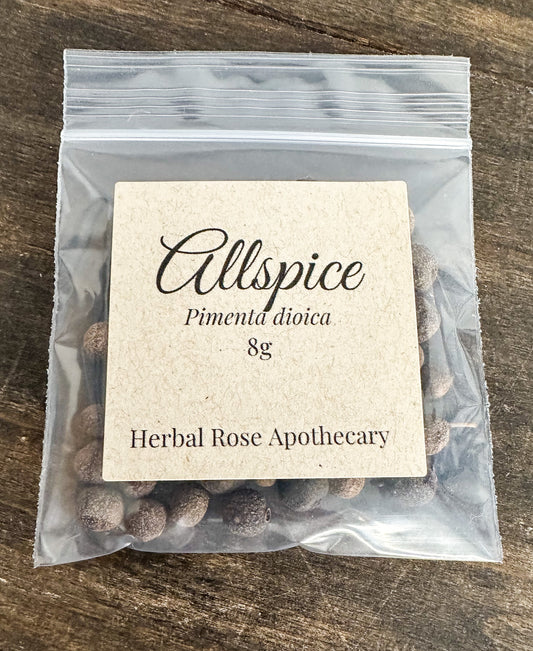 Packaged allspice with a 8g label on a wooden surface