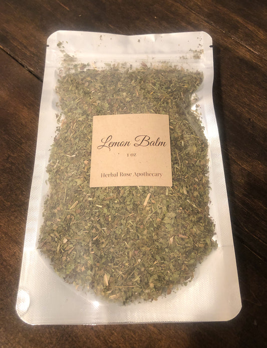 lemon balm 1oz in clear bag with wooden background